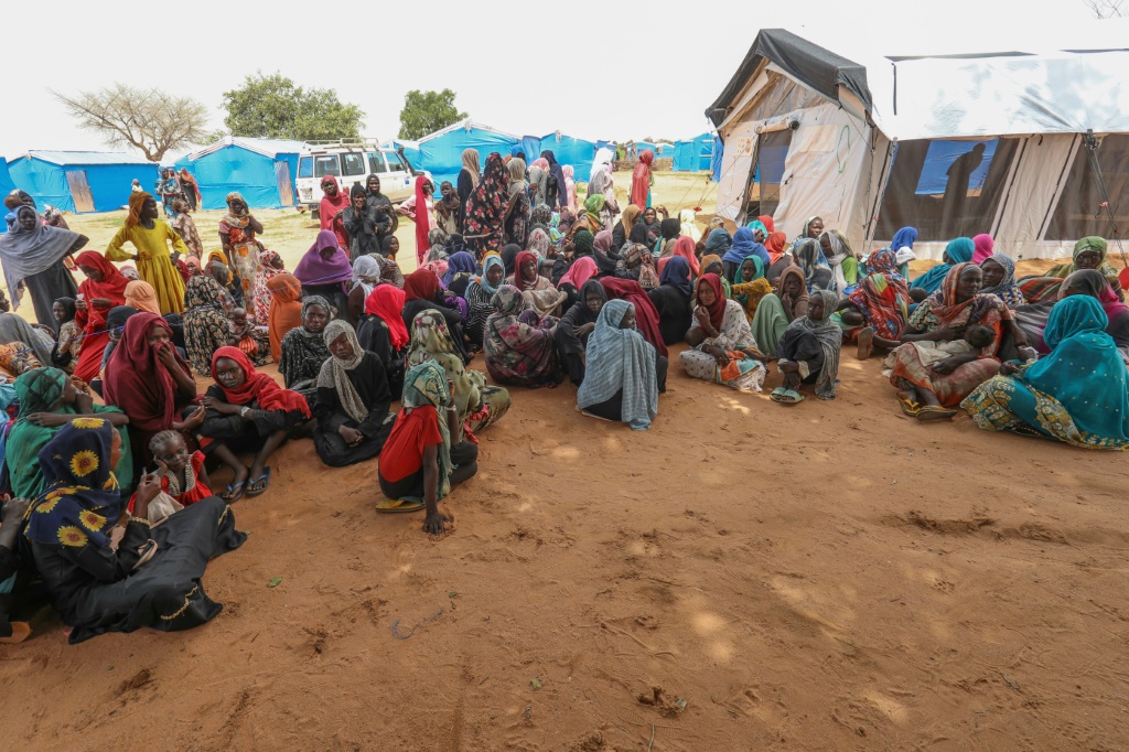لاجئون من السودان في مخيم ببلدة أدري الحدودية في شرق تشاد في 15 آب/أغسطس 2023 (ا ف ب)
