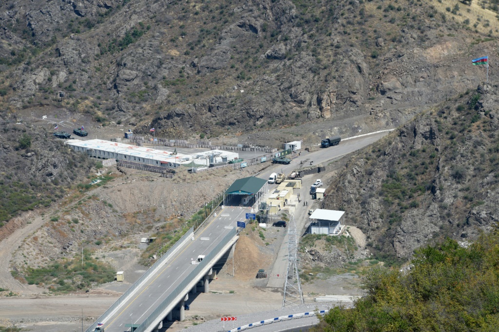 صورة تظهر نقطة تفتيش عائدة لأذربيجان عند مدخل ممر لاتشين الذي يربط بين أرمينيا وإقليم ناغورني قره باغ في 30 آب/أغسطس 2023 (ا ف ب)
