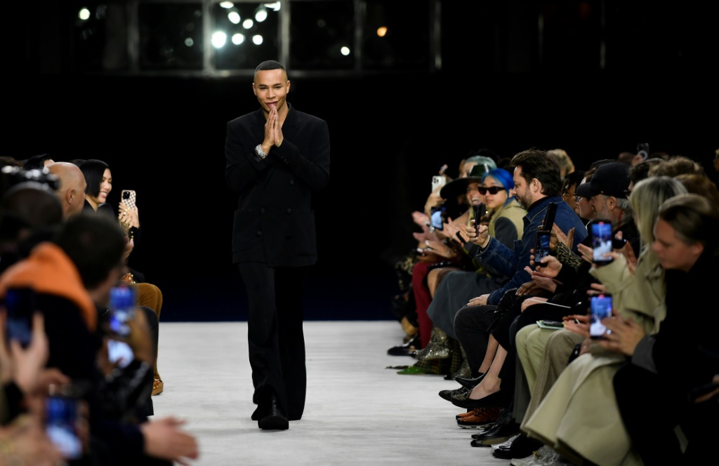 المصمم أوليفييه روستان بعد عرض لتشكيلة أزياء دار "بالمان" النسائية لخريف وشتاء 2023-2024 في باريس في الأول من آذار/مارس 2023 (ا ف ب)