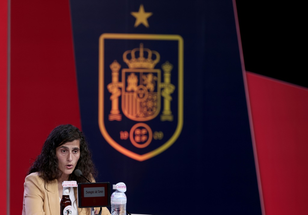 استدعت مونتسي تومي، المدربة الجديدة لمنتخب إسبانيا للسيدات، 15 لاعبة من التشكيلة المتوجة بكأس العالم للسيدات وذلك في المؤتمر الصحافي التي اجرته في 18 أيلول/سبتمبر 2023 (ا ف ب)