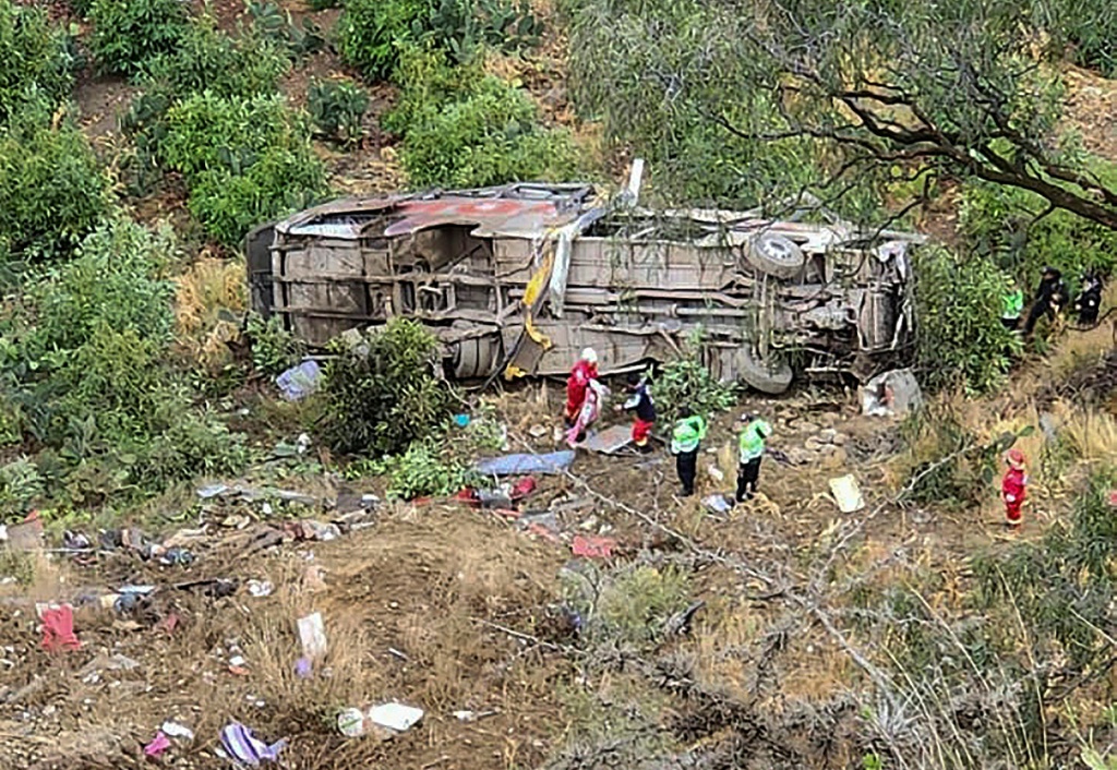 مسعفون في موقع تحطّم حافلة إثر سقوطها في واد في جنوب البيرو في 18 أيلول/سبتمبر 2023 (ا ف ب)