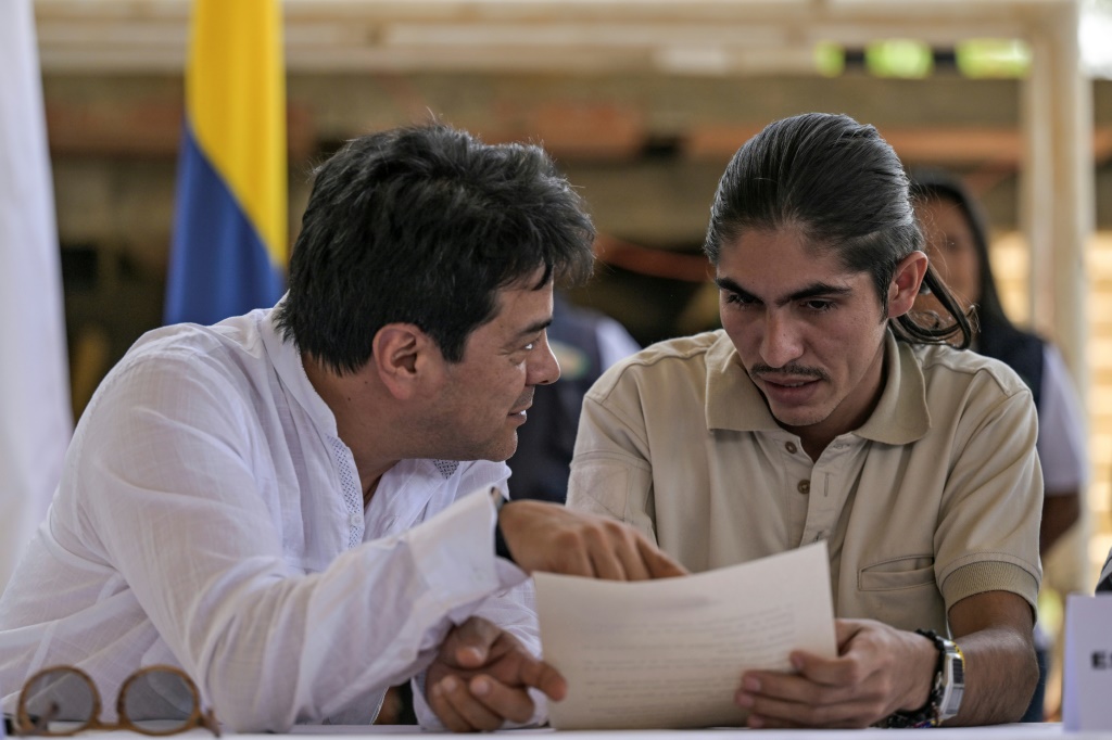 ممثل الحكومة الفنزويلية دانيلو رويدا (يسار) وكبير مفاوضي الفصيل المنشق عن فارك أندريه أفيندانيو خلال الإعلان عن اتفاق الطرفين على بدء محادثات سلام في مقاطعة كاوكا في 19 أيلول/سبتمبر 2023 (ا ف ب)