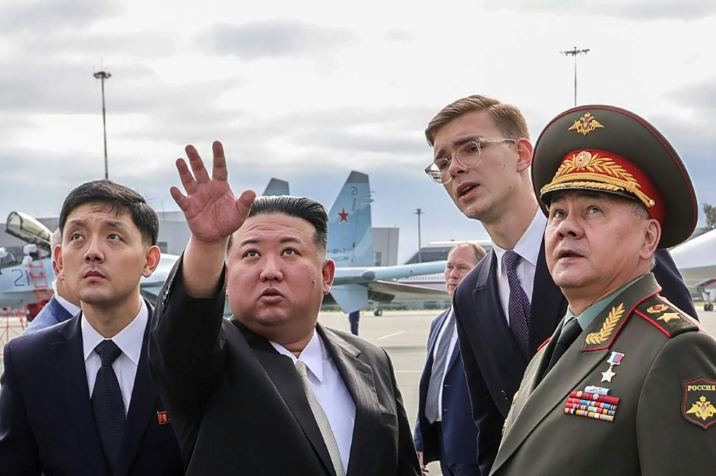 صورة وزّعتها وزارة الدفاع الروسية تُظهر الزعيم الكوري الشمالي كيم جونغ-أون (الثاني من اليسار) مع وزير الدفاع الروسي سيرغي شويغو (الأول من اليمين) في مطار كنيفيتشي قرب فلاديسفوستوك في أقصى الشرق الروسي في 16 أيلول/سبتمبر 2023 (ا ف ب)