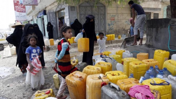 يمنيات ينتظرن لتعبئة المياه في صنعاء، سبتمبر الحالي (محمد حمود/الأناضول) 