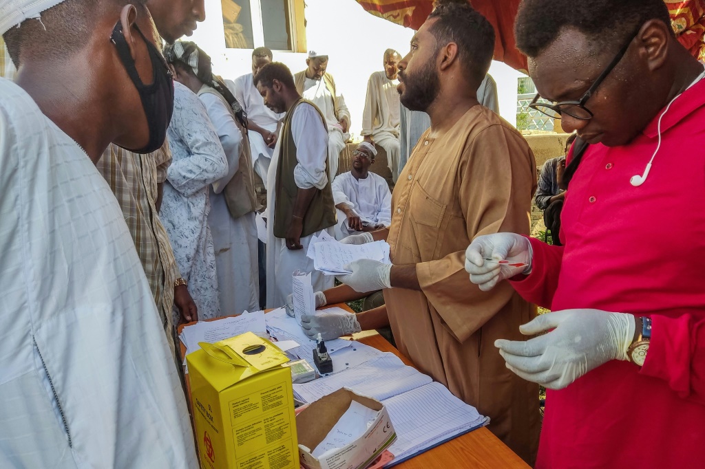 أشخاص عند مختبر للخضوع لفحص حمى الضنك في ولاية القضارف بتاريخ 22 أيلول/سبتمبر 2023 (أ ف ب)   