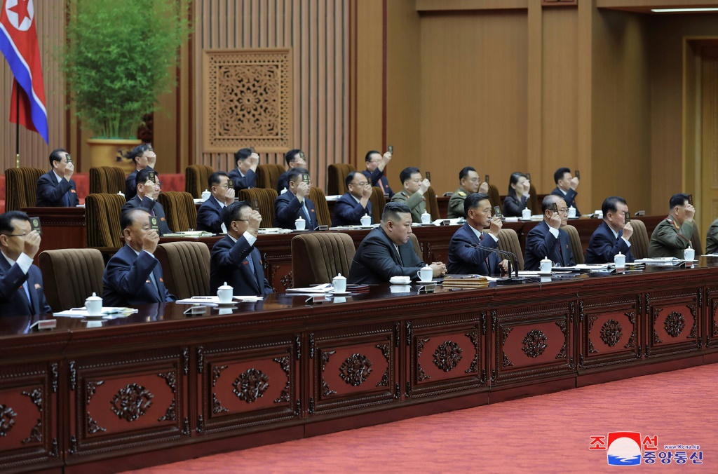 صورة غير محددة التاريخ نشرتها وكالة الأنباء الكورية الشمالية في 28 أيلول/سبتمبر تظهر الزعيم كيم جونغ أون (وسط الصف الأول) خلال اجتماع مجلس الشعب في بيونغ يانغ (ا ف ب)