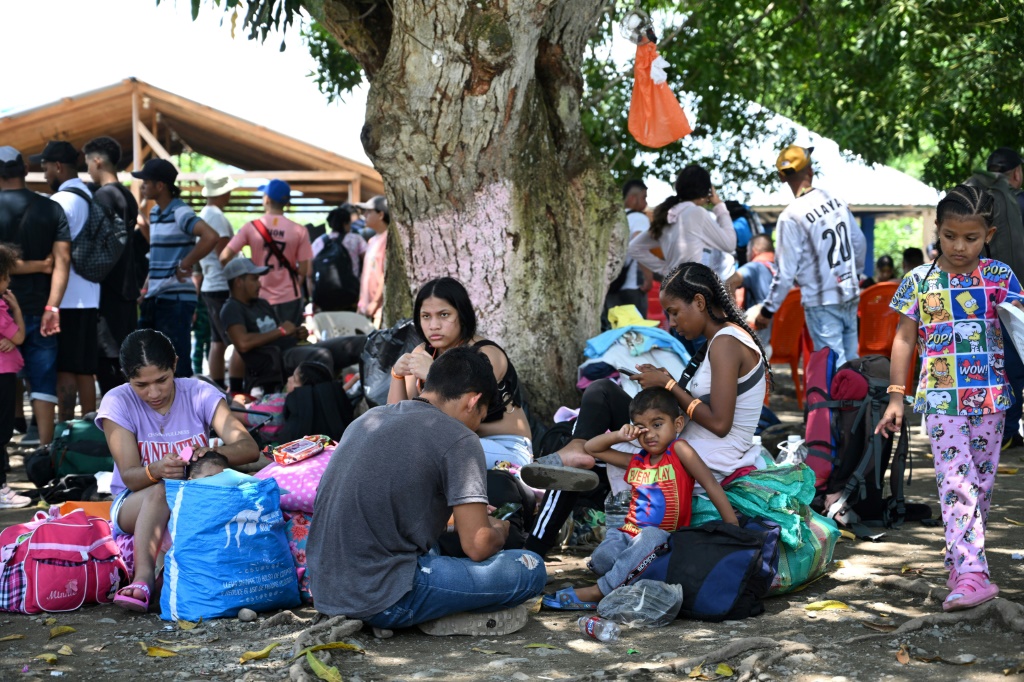 مهاجرون معظمهم من فنزويلا في ملجأ في بلدة أكاندي الكولومبية قرب غابة دارين قبل متابعة رحلتهم باتجاه الولايات المتحدة في 19 أيلول/سبتمبر 2023 (ا ف ب)