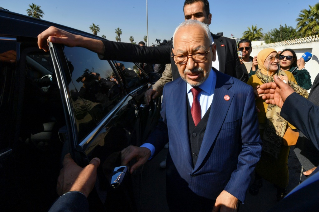 رئيس حزب النهضة التونسي المستوحى من الإسلاميين، راشد الغنوشي، يصل إلى مركز للشرطة في تونس في 21 فبراير 2023 ردا على استدعاء (أ ف ب)   