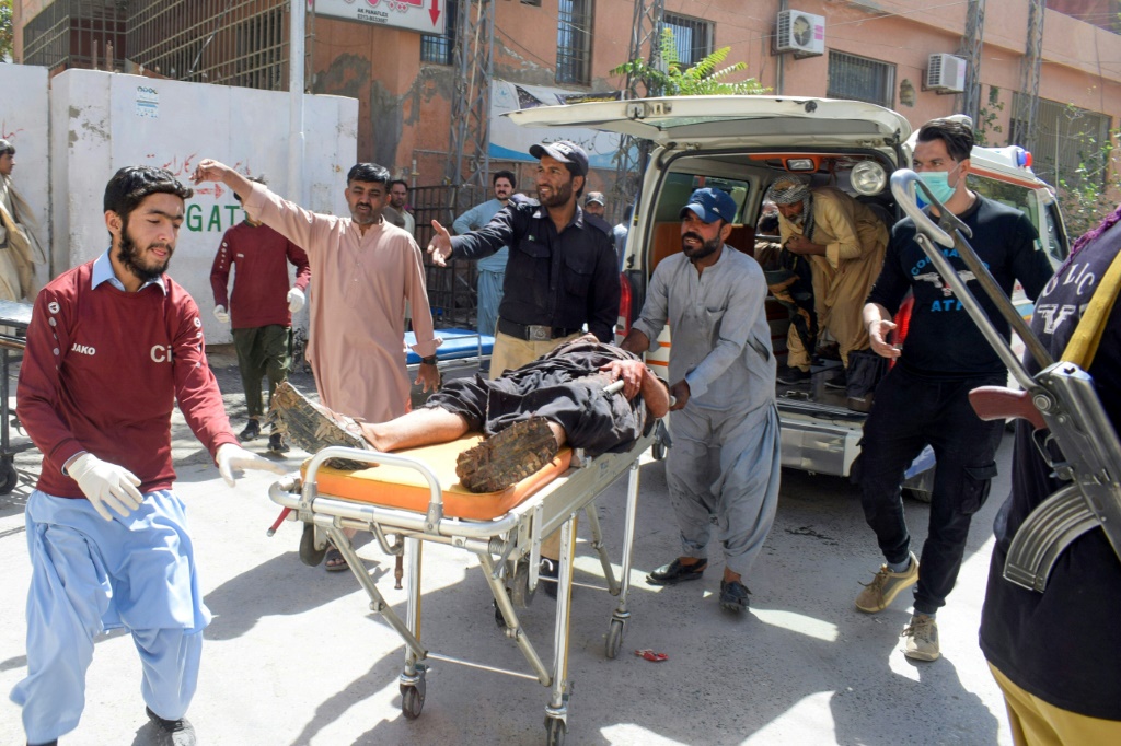 متطوعون ينقلون أحد ضحايا الانفجار إلى المستشفى في كويتا (أ ف ب)   
