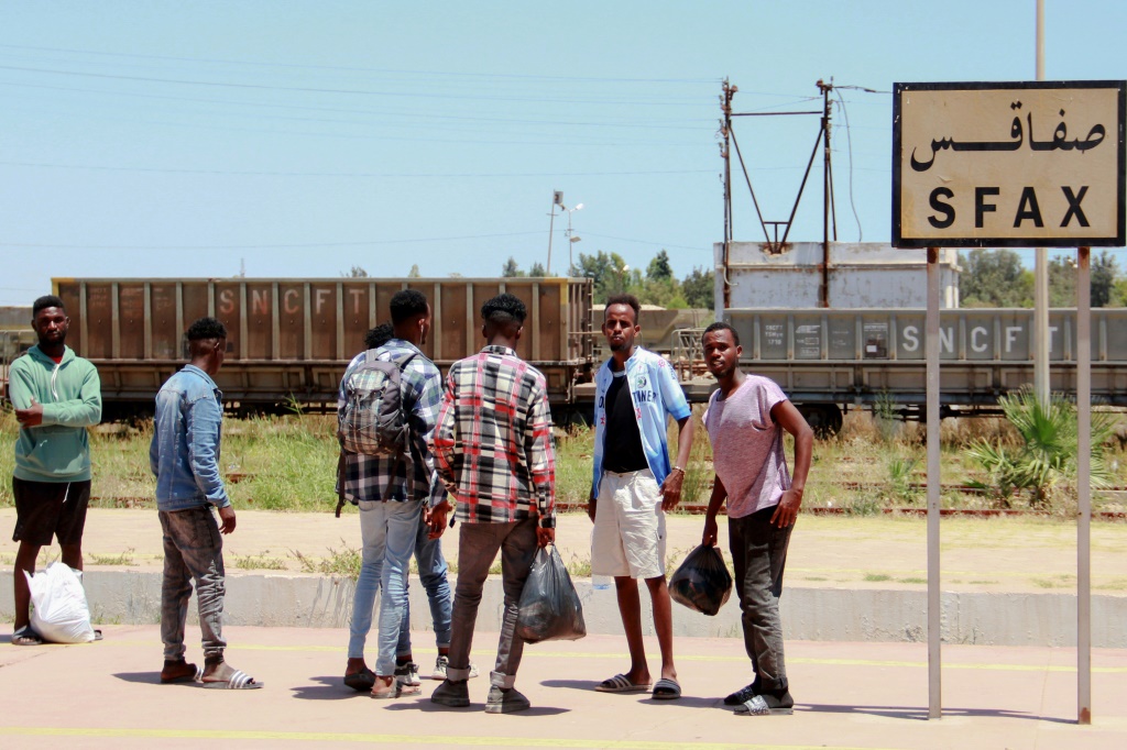 مهاجرون افارقة ينتظرون عند محطة قطار في صفاقس التونسية في الخامس من تموز/يوليو 2023 (أ ف ب)    