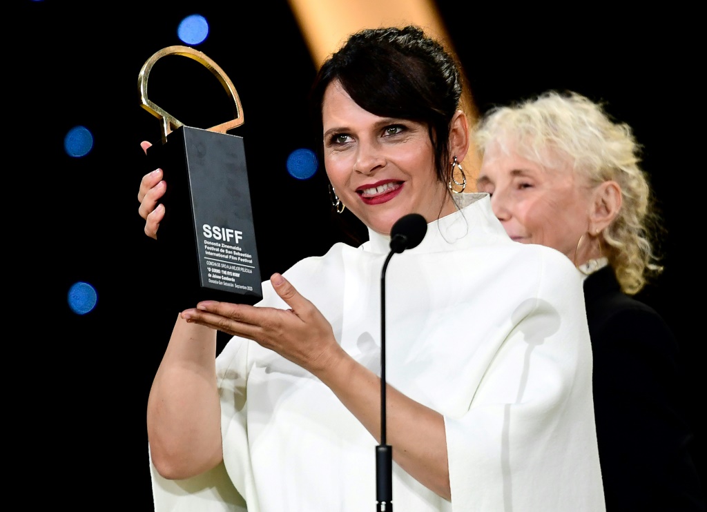 المخرجة الإسبانية خايوني كامبوردا تتسلم جائزة "الصدفة الذهبية" الممنوحة في مهرجان سان سيباستيان بتاريخ 30 ايلول/سبتمبر 2023 (ا ف ب)