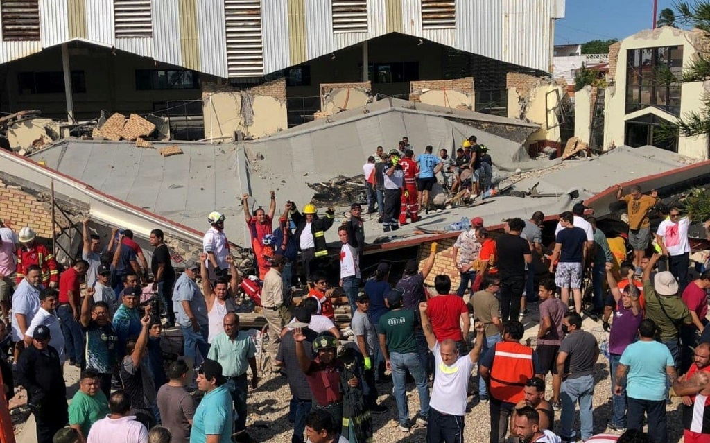 جمع من الأشخاص ورجال الانقاذ يبحثون عن ناجين وضحايا بعد انهيار سقف كنيسة في شمال شرق المكسيك في الأول من تشرين الأول/أكتوبر 2023 (ا ف ب)