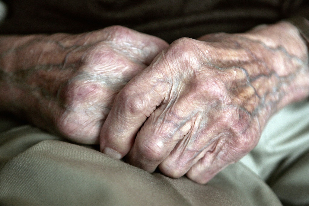 صورة ليدي مسنّ في إحدى مستشفيات باريس في فرنسا في 6 تشرين الثاني نوفمبر 2006 (ا ف ب)