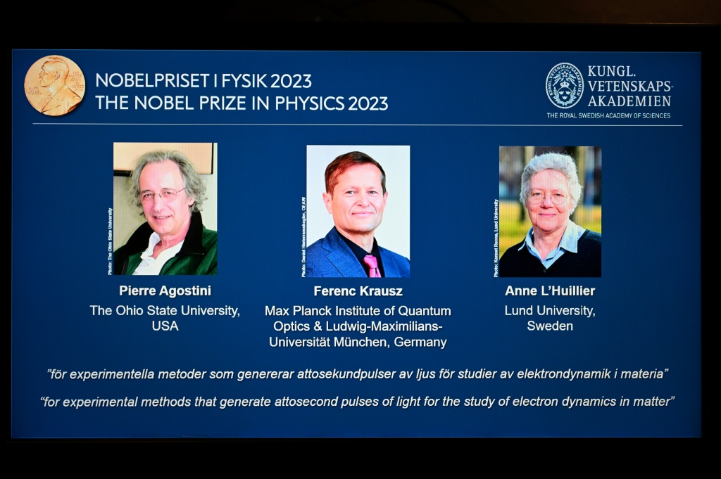 (من اليسار إلى اليمين) صور للباحثين بيار أغوستيني (فرنسا) وفيرينس كراوس (المجر/النمسا) وآن لويلييه (فرنسا/السويد)، إثر الإعلان عن فوزهم بجائزة نوبل الفيزياء لعام 2023 في الثالث من تشرين الأول/أكتوبر 2023 في العاصمة السويدية ستوكهولم (ا ف ب)