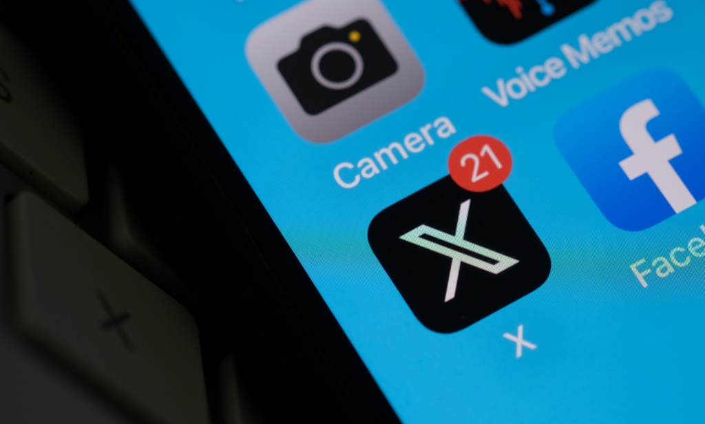 شعار تطبيق "اكس" يظهر على شاشة أحد الهواتف المحمولة في لوس انجليس بتاريخ 31 تموز/يوليو 2023 (أ ف ب)   