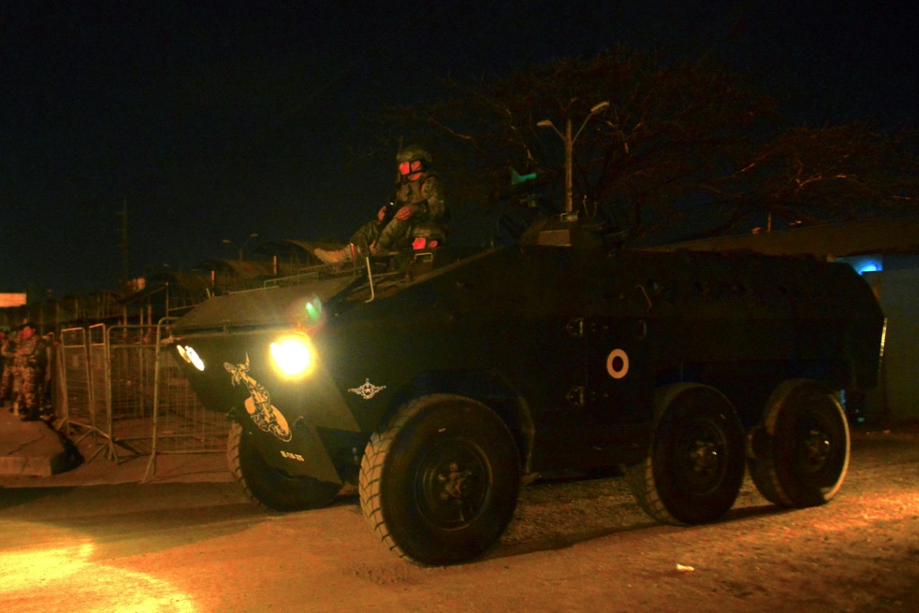دبابة تابعة للجيش تغادر سجن غواياس 1 في غواياكيل في الإكوادور، خلال عملية أعقبت مقتل ستة سجناء، في السادس من تشرين الأول/أكتوبر 2023 (ا ف ب)