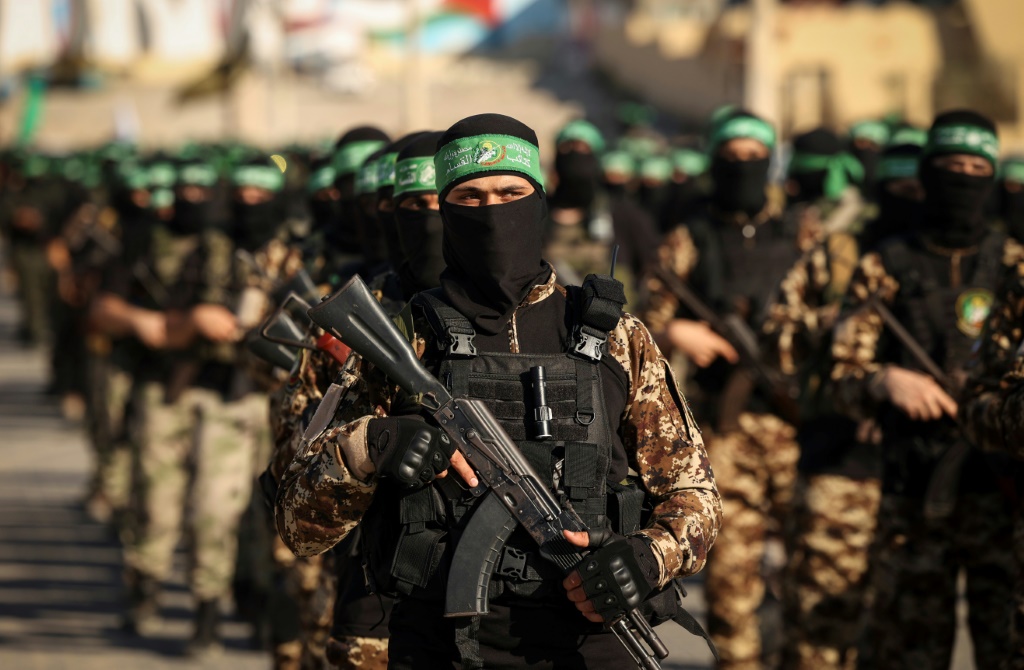 تمكنت حركة "حماس" من أسرِ عدد غير معروف من الإسرائيليين بينهم جنود وضباط، والعودة بهم إلى قطاع غزة (أ ف ب)