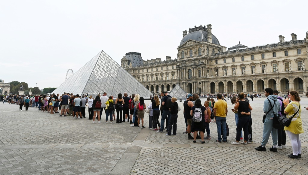 الباحة الخارجية لمتحف اللوفر في باريس بتاريخ 17 آب/غسطس 2022 (ا ف ب)