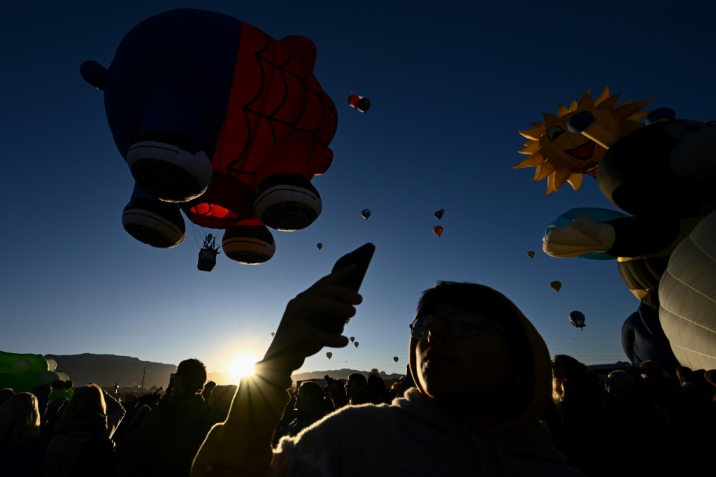 من مهرجان للمناطيد في ألباكركي بولاية نيو مكسيكو الأميركية في 13 تشرين الأول/أكتوبر 2023،عشية كسوف الشمس الحلقي (ا ف ب)