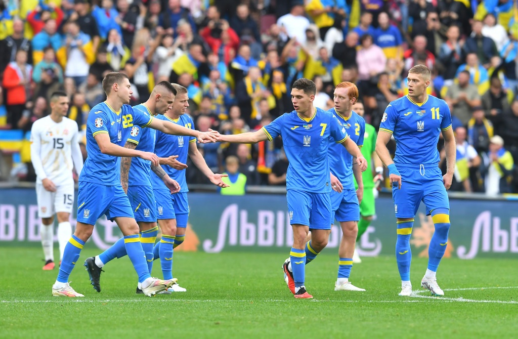 لاعبو المنتخب الاوكراني يحتفلون بافتتاح التسجيل في مرمى مقدونيا الشمالية (2-0) في براغ في تصفيات كأس أوروبا 2024 في 14 تشرين الأول/أكتوبر 2023 (ا ف ب)