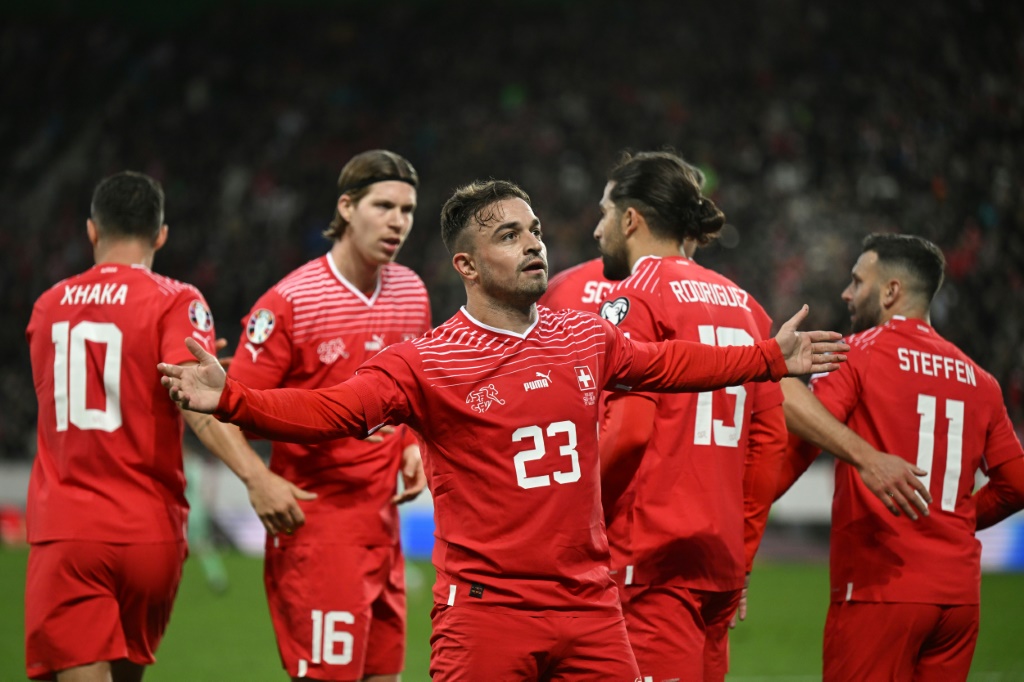 السويسري جيردان شاكيري (في الوسط) فرحا بافتتاحه التسجيل في مرمى بيلاروس ضمن منافسات المجموعة التاسعة من تصفيات كأس أوروبا 2024 على ملعب كيبونبارك في سانت غالن، في 15 تشرين الأول/أكتوبر 2023 (ا ف ب)