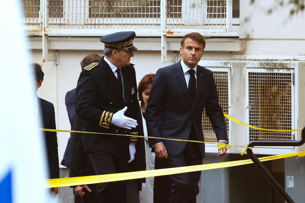 الرئيس الفرنسي إيمانويل ماكرون يتفقد المدرسة في أراس بعد طعن مدرّس، في 13 تشرين الأول/أكتوبر 2023 (ا ف ب)