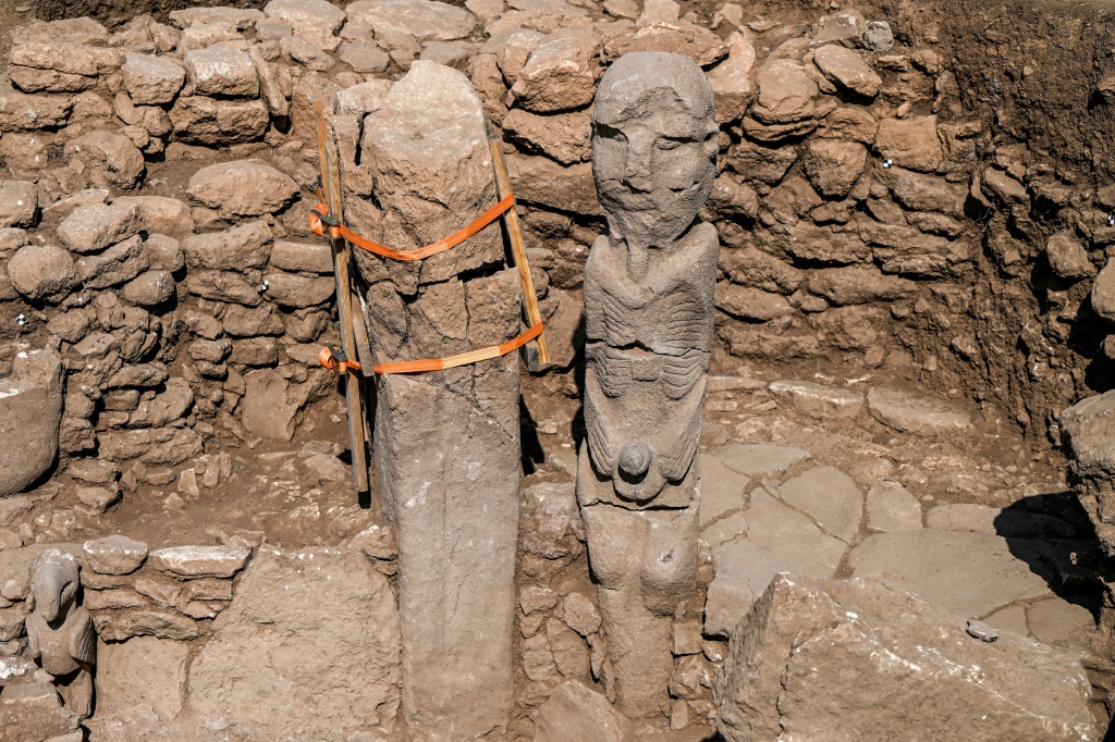 تمثال حجري على شكل رجل في موقع كاراهانتبه الأثري في جنوب شرق تركيا بتاريخ التاسع من تشرين الأول/اكتوبر 2023 (ا ف ب)