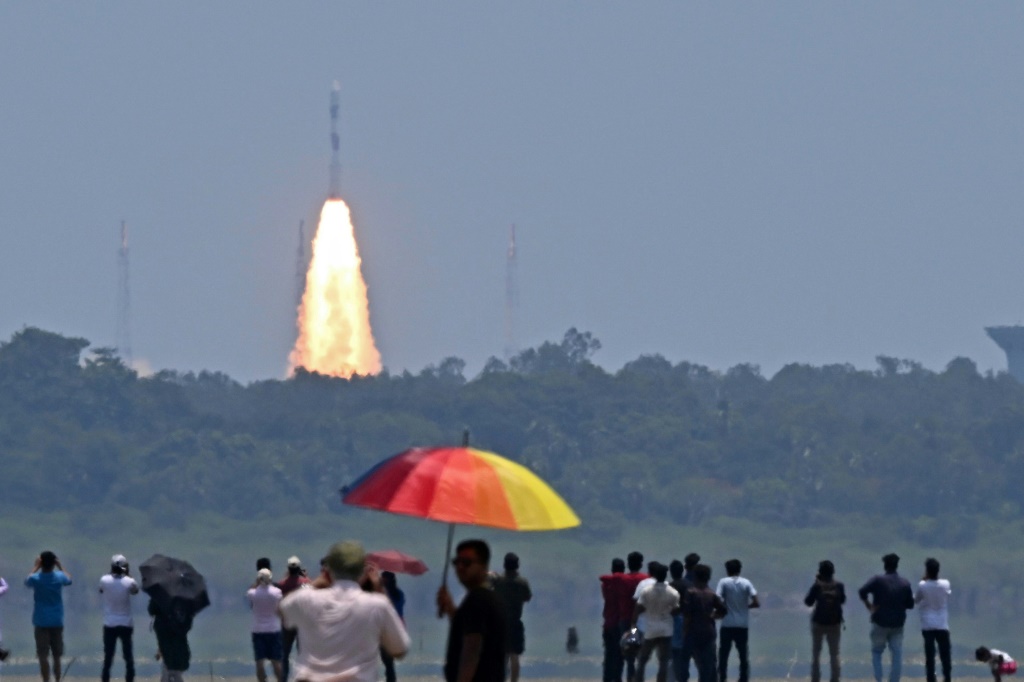 هنود يتابعون انطلاق الصاروخ الحامل مركبة لاستكشاف الشمس في الثاني من أيلول/سبتمبر 2023 (ا ف ب)
