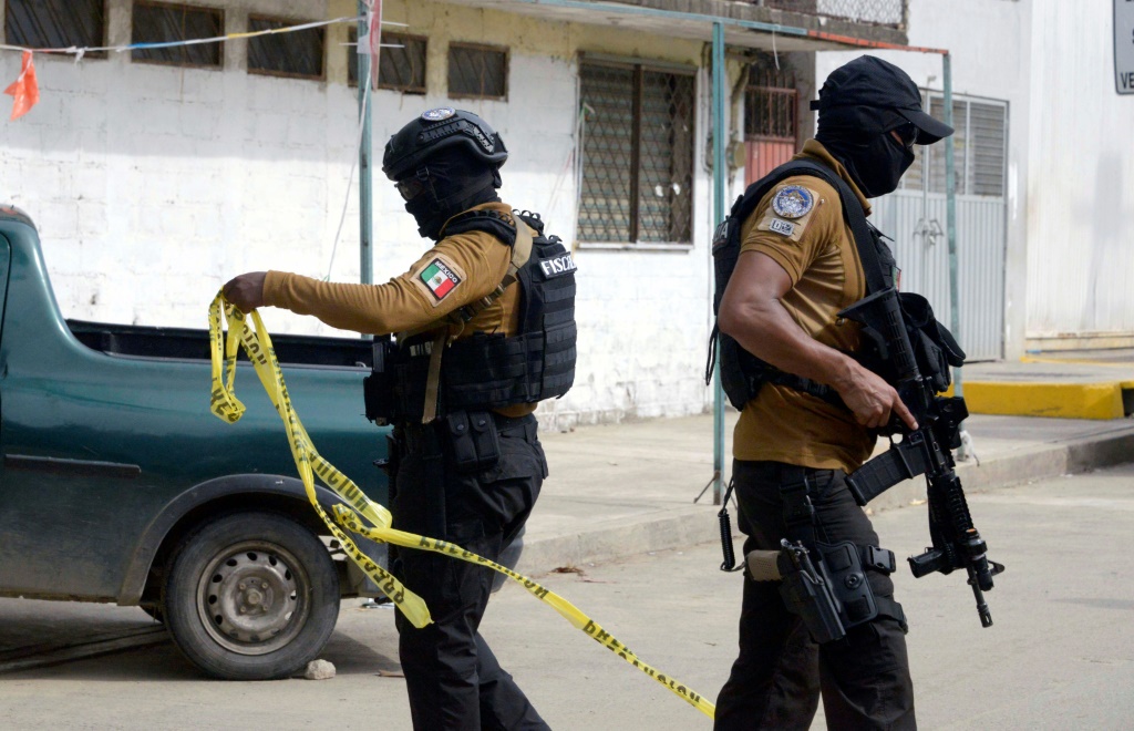 رجال شرطة مكسيكيون في موقع اغتيال صحافي في منتجع أكابولكو في 16 تموز/يوليو 2023 (ا ف ب)