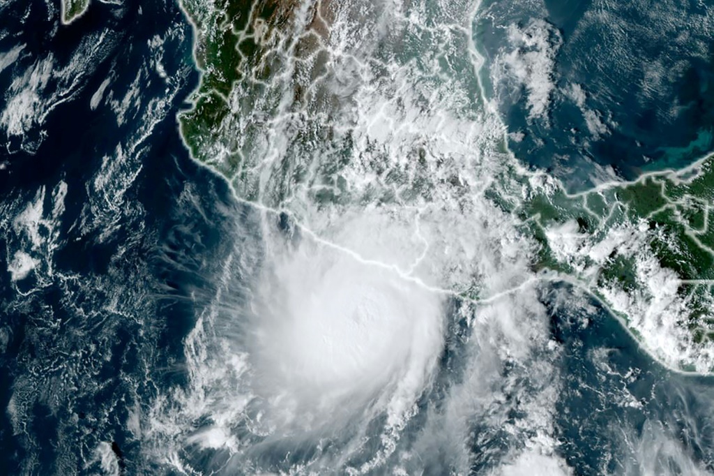 صورة نشرتها "الإدارة الوطنية للمحيطات والغلاف الجوي/فرع الأرصاد الجوية الإقليمية والمتوسطة الشمول" يظهر فيها الإعصار أوتيس أثناء تقدّمه في المحيط الهادئ من الساحل الجنوبي للمكسيك في 24 ت1/أكتوبر 2023 (ا ف ب)