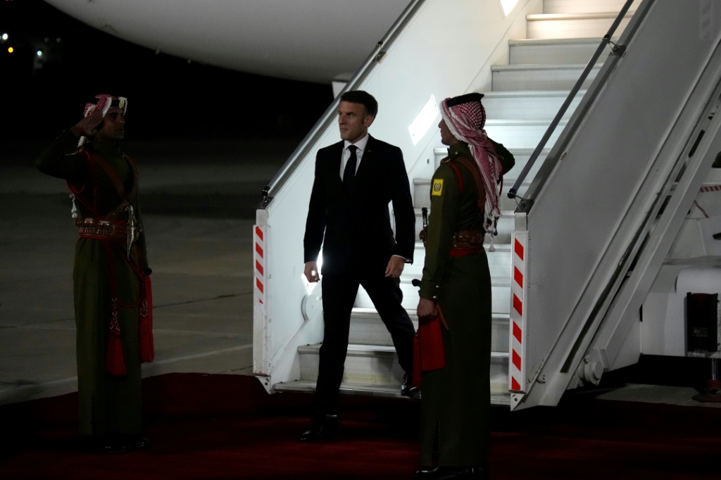 الرئيس الفرنسي إيمانويل ماكرون لدى وصوله إلى عمان مساء 24 تشرين الأول/أكتوبر 2023 (ا ف ب)