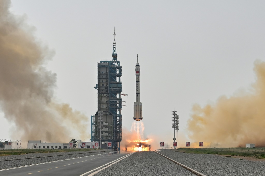 اقلاع الصاروخ لونغ مارتش 2إف باتجاه محطة الفضاء الصينية تيانغونغ في 30 أيار/مايو 2023 من جيوغوان في شمال غرب الصين (ا ف ب)
