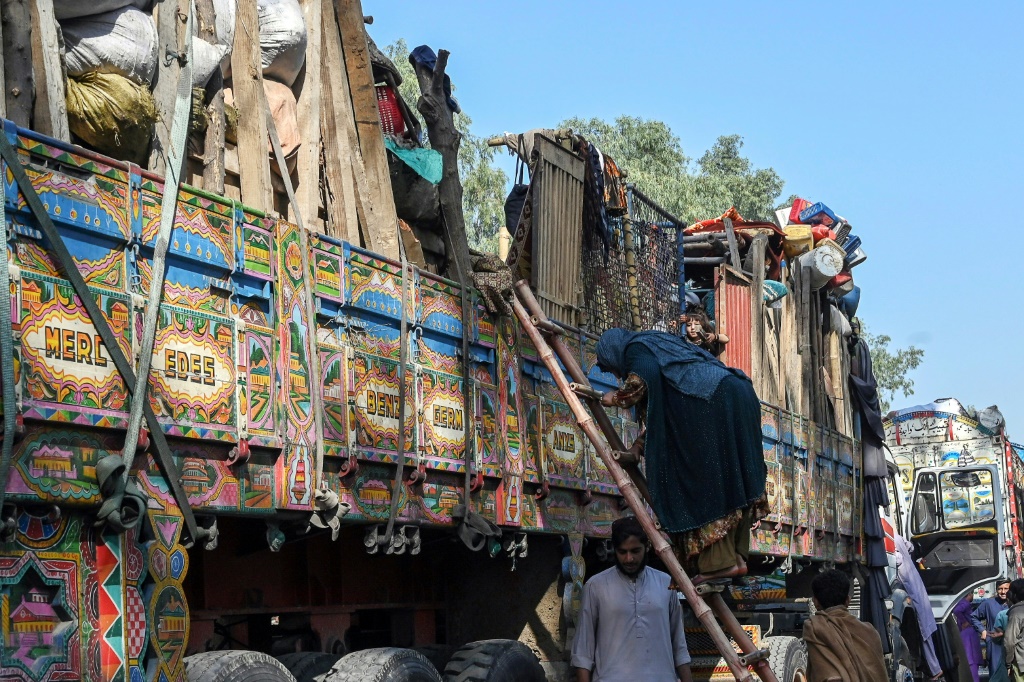 تم منح المهاجرين الأفغان الذين يعيشون بشكل غير قانوني في باكستان مهلة حتى الأول من نوفمبر للمغادرة طوعا أو مواجهة الترحيل (أ ف ب)   