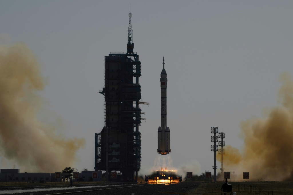 إقلاع صاروخ "لونغ مارش 2 اف" من مركز الإطلاق في جيوتشيوان بصحراء غوبي (شمال غرب الصين) في 26 تشرين الأول/أكتوبر 2023 حاملاً طاقماً من ثلاثة رواد فضاء ضمن مهمة "شنتشو-17" (ا ف ب)