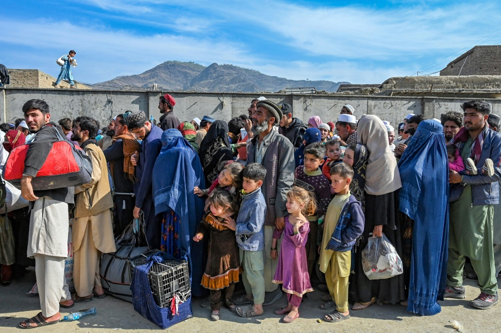 أصدرت إسلام آباد أمرا لـ 1.7 مليون أفغاني، تقول إنهم يعيشون في البلاد بشكل غير قانوني، بالمغادرة بحلول الأول من نوفمبر أو ترحيلهم. (أ ف ب)   