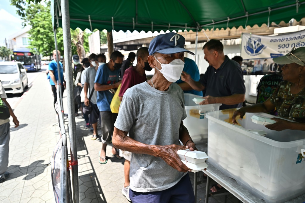 أشخاص كبار في السن يصطفون لتلقّي مساعدات غذائية في بانكوك بتاريخ 22 أيلول/سبتمبر 2023 (ا ف ب)