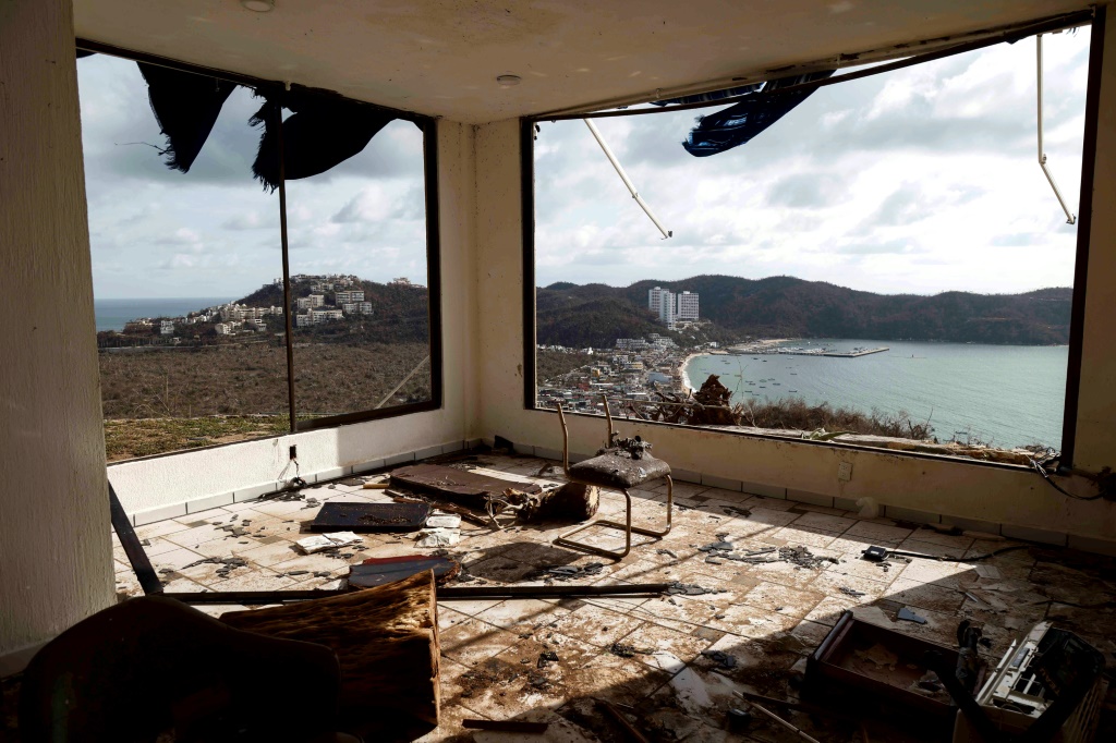 مكتب تعرض لأضرار جسيمة جراء مرور الإعصار أوتيس من الفئة الخامسة في أكابولكو في المسكيك في 27 تشرين الأول/أكتوبر 2023 (ا ف ب)
