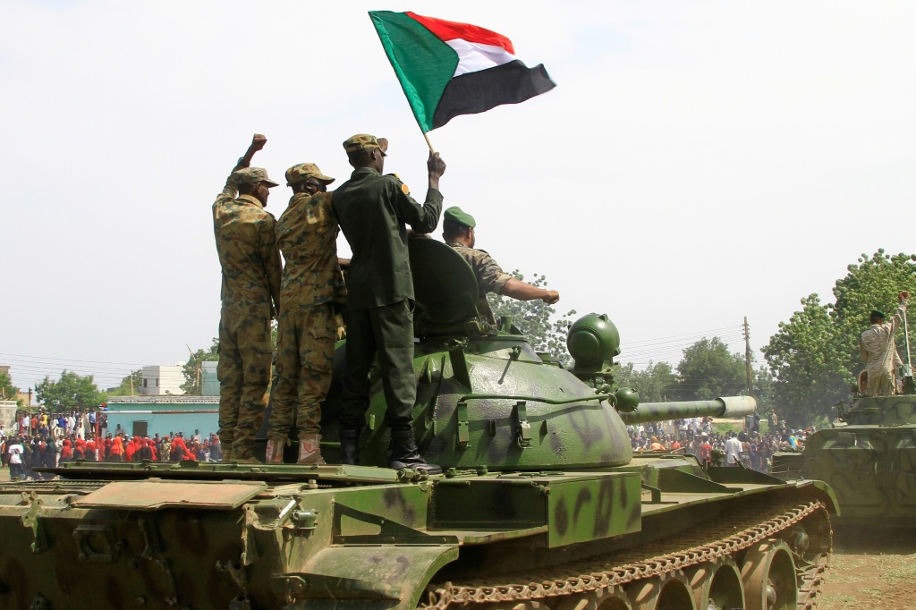 جنود سودانيون يحيون يوم الجيش في ولاية القضارف في 14 آب/أغسطس 2023 (ا ف ب)
