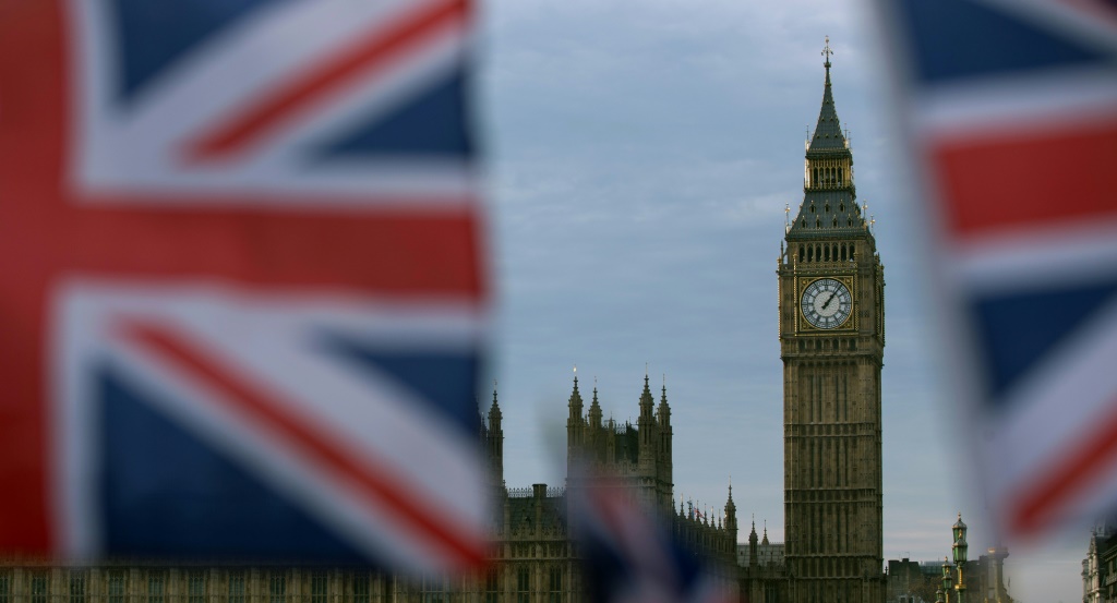 العلم البريطاني مرفرفا قرب ساعة بيغ بن في لندن في 7 كانون الأول/ديسمبر 2016 (ا ف ب)