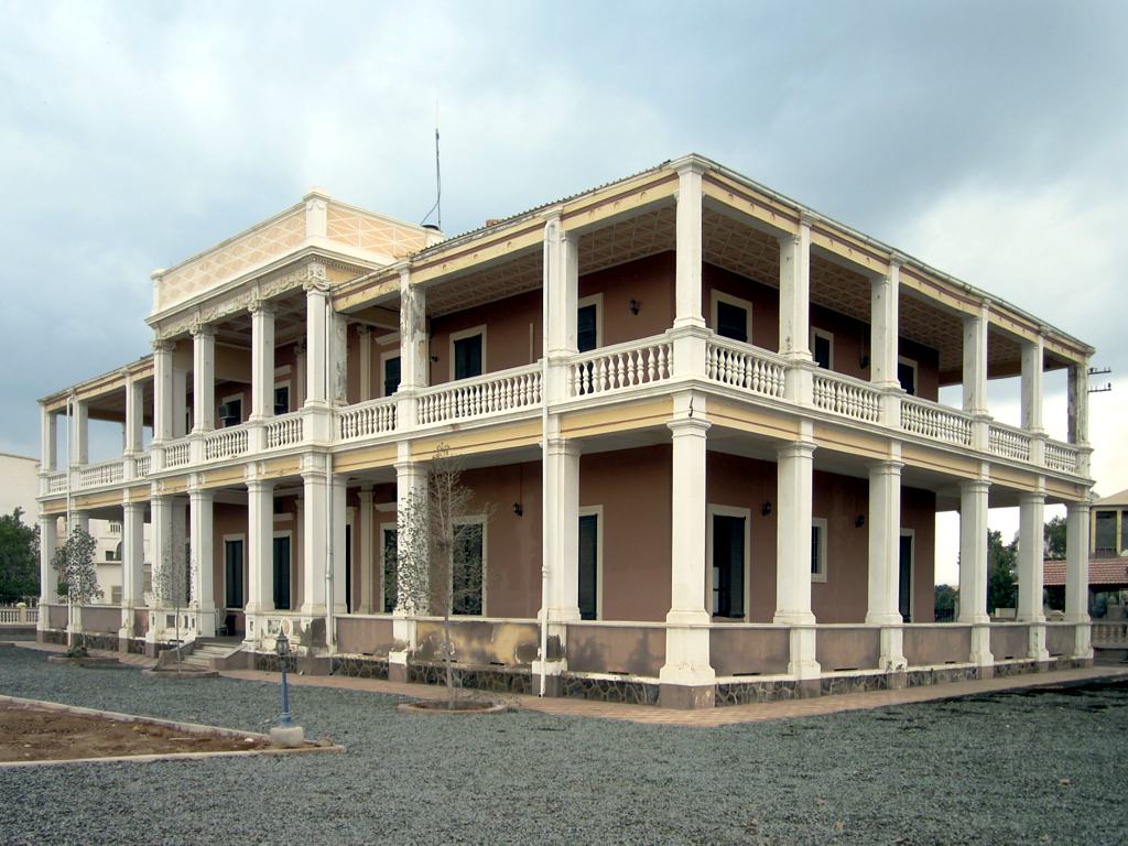 مبنى إدارة المدينة الإيطالية القديمة في جزيرة طولود في مصوع، إريتريا (ويكيبيديا)