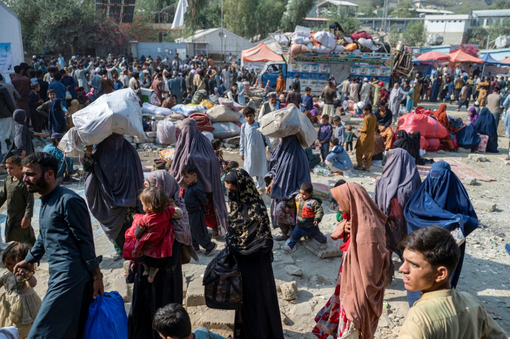 لقد عبر ملايين الأفغان الحدود خلال عقود من الصراع، مما جعل باكستان تستضيف إحدى أكبر تجمعات اللاجئين في العالم. ( ف ب)   