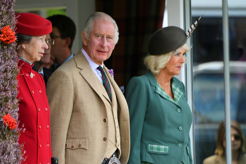 ملك بريطانيا تشارلز الثالث مع زوجته كاميلا والأميرة آن (يسار) يحضرون احتفالا في بريمر بوسط اسكتلندا في 2 أيلول/سبتمبر 2023 (ا ف ب)