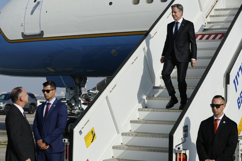 وزير الخارجية الأميركي أنتوني بلينكن لدى وصوله إلى مطار قرب تل أبيب في زيارة لإسرائيل في 3 تشرين الثاني/نوفمبر 2023 (ا ف ب)