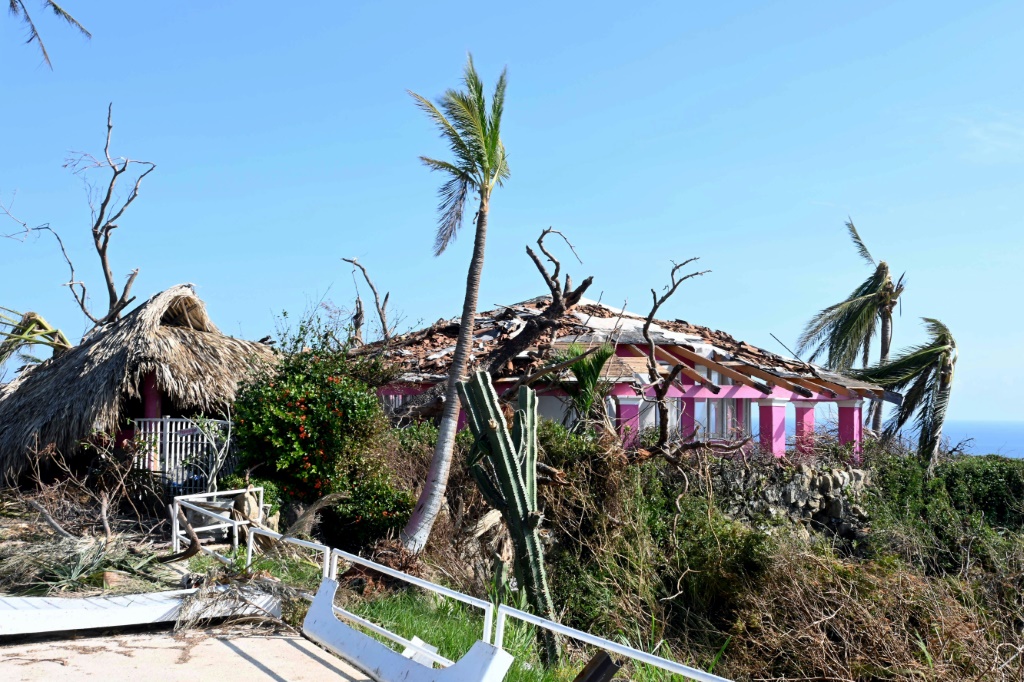 الأضرار التي خلّفها الإعصار أوتيس في منزل الممثل الأميركي جوني فايسمولر في أكابولكو المكسيكية بتاريخ 31 تشرين الأول/أكتوبر 2023 (ا ف ب)