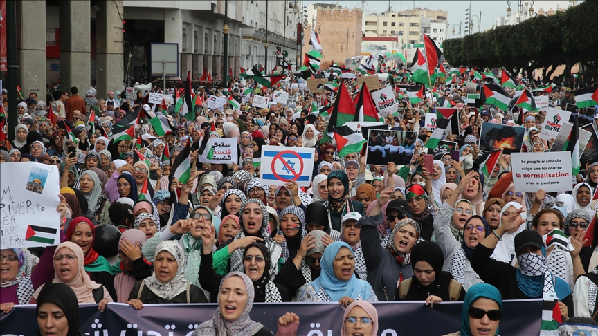 نُظمت المسيرة تحت شعار "الشعب المغربي مع الشعب الفلسطيني في معركة طوفان الأقصى ضد العدوان الهمجي الإسرائيلي، وضد التطبيع" (الاناضول)