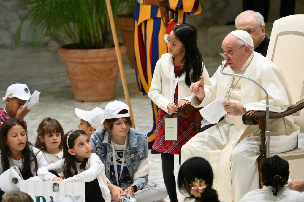 البابا فرنسيس يشارك في لقاء مع أطفال من العالم أجمع في قاعة بولس السادس في الفاتيكان في السادس من تشرين الثاني/نوفمبر 2023 (ا ف ب)