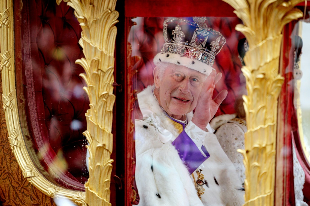 الملك تشارلز الثالث بعد تتويجه في كنيسة ويستمنستر في السادس من أيار/مايو 2023 في لندن (ا ف ب)