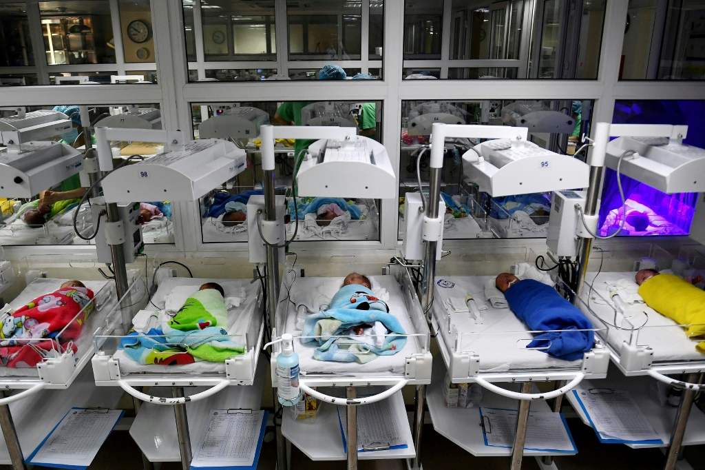مجموعة من الأطفال الحديثي الولادة في مستشفى بمدينة هانوي الفيتنامية في 12 تشرين الأول/أكتوبر 2022 (ا ف ب)