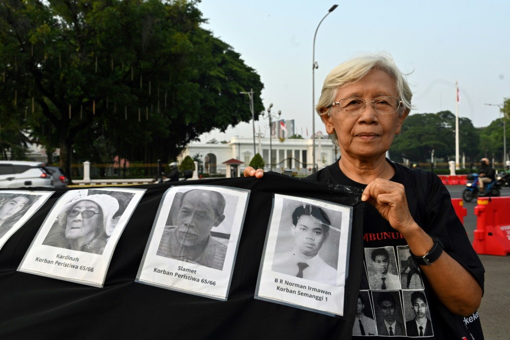       ماريا كاتارينا سومارسيه تنظم احتجاجات أسبوعية بالقرب من القصر الرئاسي في إندونيسيا للمطالبة بالعدالة لابنها الذي قتل على يد الجيش (أ ف ب)   
