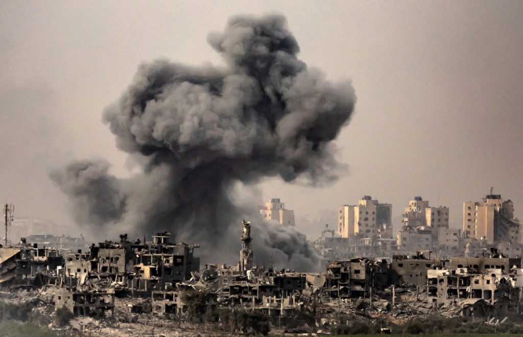 القصف الإسرائيلي في غزة المستمر أدى إلى مقتل أكثر من 8000 شخص (ا ف ب)